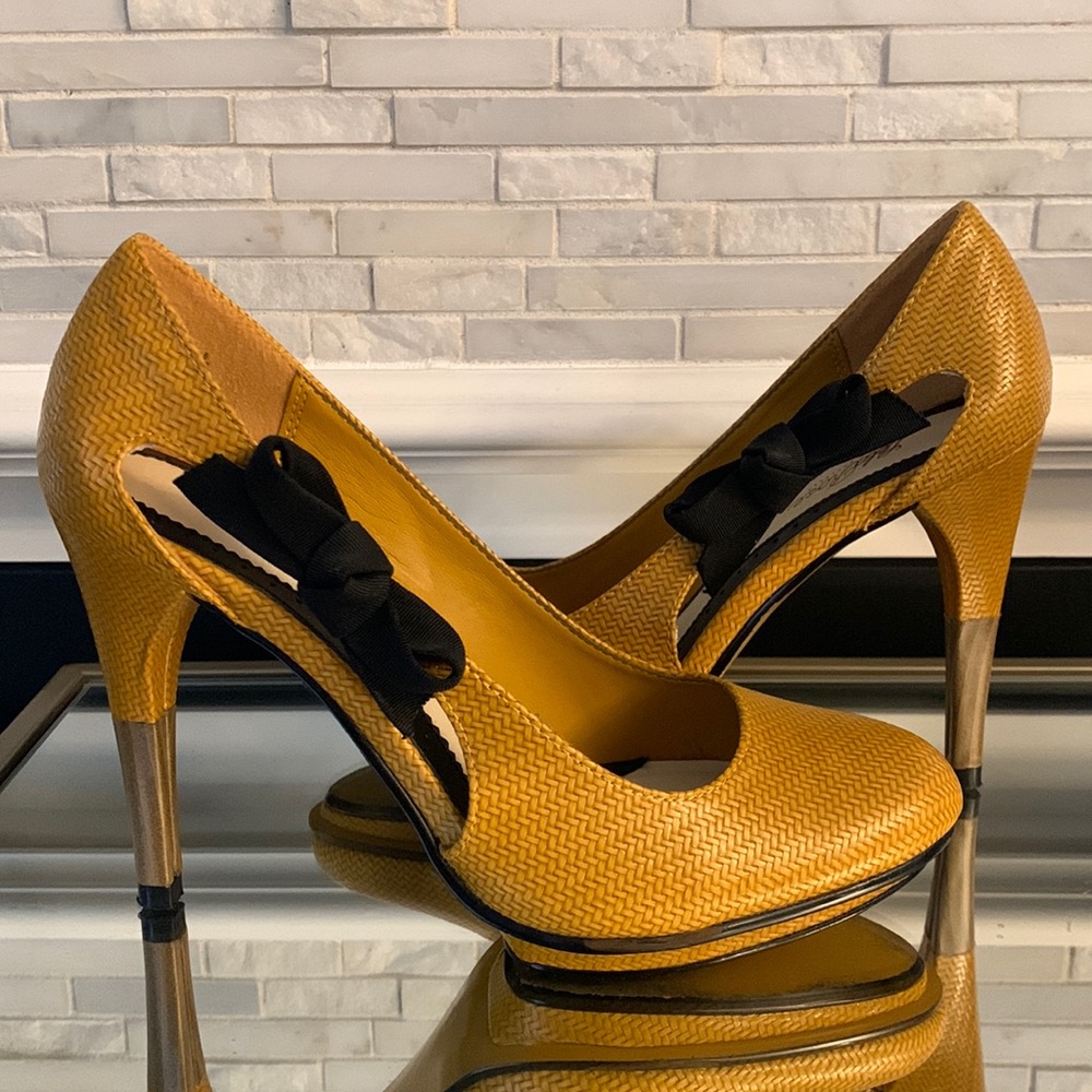 Lela Rose (For Payless) heels w/ black bow accent! Mustard color/weave pattern! - Picture 2 of 10